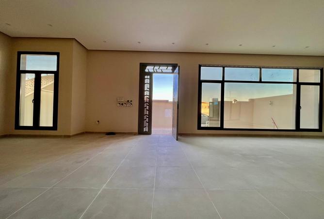 938389 - Property Image 2