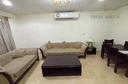صورة لـ غرفة المعيشة شقة - 2 غرف نوم - 2 حمامات للايجار في فريج عبد العزيز - الدوحة ، صورة رقم 1