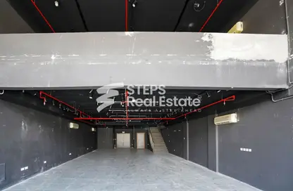 معرض - استوديو - 1 حمام للايجار في بناية سوق السليمان - طريق سلوى - الدوحة