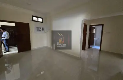 شقة - 2 غرف نوم - 2 حمامات للايجار في طريق المطار القديم - الدوحة