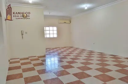 شقة - 2 غرف نوم - 2 حمامات للايجار في مبنى رمادا التجاري - شارع الروابي - المنتزه - الدوحة