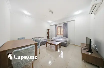 شقة - 2 غرف نوم - 2 حمامات للايجار في طريق المطار القديم - الدوحة