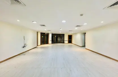 Apartment - 3 Bedrooms - 3 Bathrooms for rent in Umm Ghuwailina - Doha