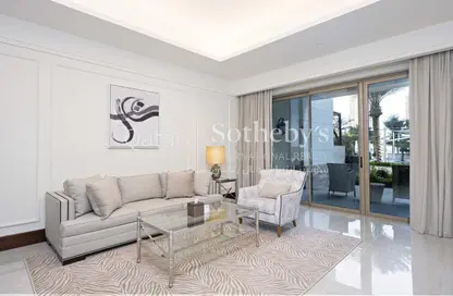 Living Room image for: Townhouse - 1 Bedroom - 2 Bathrooms for rent in The St. Regis Marsa Arabia Island - Marsa Arabia - The Pearl Island - Doha, Image 1