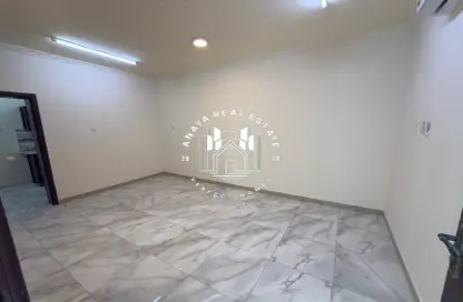 فيلا - غرفة نوم - 1 حمام للايجار في العزيزية - الدوحة