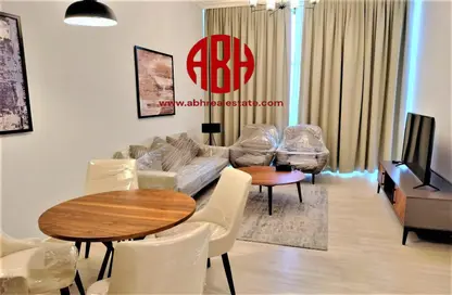 Living / Dining Room image for: Apartment - 1 Bedroom - 2 Bathrooms for rent in Marina Residences 195 - Marina District - Lusail, Image 1