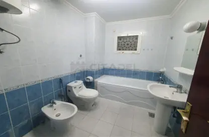 صورة لـ حمام شقة - 3 غرف نوم - 3 حمامات للايجار في فريج بن محمود الشمالي - فريج بن محمود - الدوحة ، صورة رقم 1