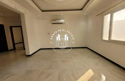 فيلا - 2 غرف نوم - 1 حمام للايجار في شارع ام السنيم - عين خالد - الدوحة