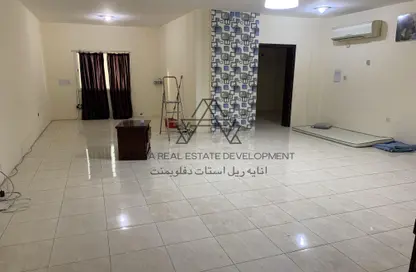 شقة - 2 غرف نوم - 2 حمامات للايجار في المنتزه - الدوحة