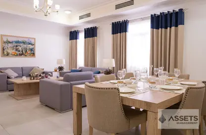 صورة لـ غرفة المعيشة / غرفة الطعام شقة - 2 غرف نوم - 3 حمامات للايجار في كمبوند لافيرنا - مريخ - المريخ - الدوحة ، صورة رقم 1