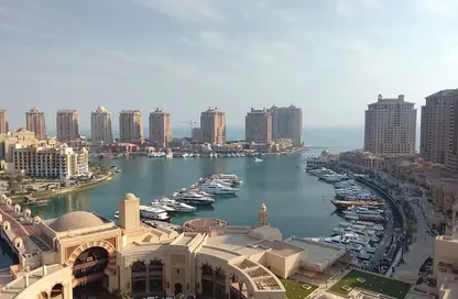 شقة - 3 غرف نوم - 4 حمامات للايجار في طريق بورتو الشرقي - بورتو أرابيا - جزيرة اللؤلؤة - الدوحة
