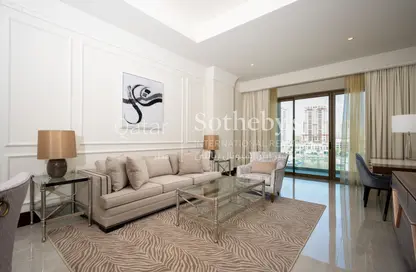 Living Room image for: Apartment - 1 Bedroom - 2 Bathrooms for sale in The St. Regis Marsa Arabia Island - Marsa Arabia - The Pearl Island - Doha, Image 1