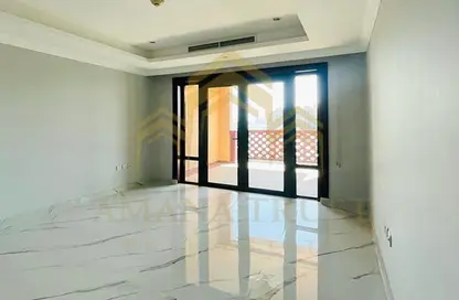 صورة لـ غرفة فارغة تاون هاوس - 2 غرف نوم - 3 حمامات للايجار في طريق بورتو الشرقي - بورتو أرابيا - جزيرة اللؤلؤة - الدوحة ، صورة رقم 1
