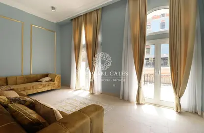Living Room image for: Townhouse - 3 Bedrooms - 4 Bathrooms for sale in Qanat Quartier - The Pearl Island - Doha, Image 1