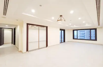 Apartment - 2 Bedrooms - 2 Bathrooms for rent in West Porto Drive - Porto Arabia - The Pearl Island - Doha