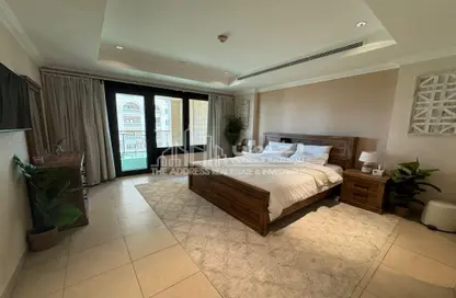 Room / Bedroom image for: Apartment - 1 Bedroom - 2 Bathrooms for rent in Porto Arabia Townhouses - Porto Arabia - The Pearl Island - Doha, Image 1