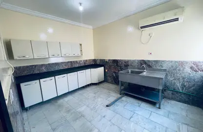 Apartment - 2 Bedrooms - 2 Bathrooms for rent in Umm Ghwailina Comm - Umm Ghuwalina - Umm Ghuwailina - Doha