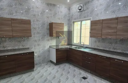 صورة لـ مطبخ فيلا - 4 غرف نوم - 5 حمامات للايجار في الريان - الريان - الدوحة ، صورة رقم 1