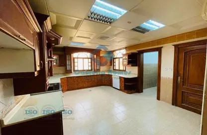 صورة لـ مطبخ فيلا - 4 غرف نوم - 4 حمامات للايجار في شارع كرلوو - الوعب - الدوحة ، صورة رقم 1