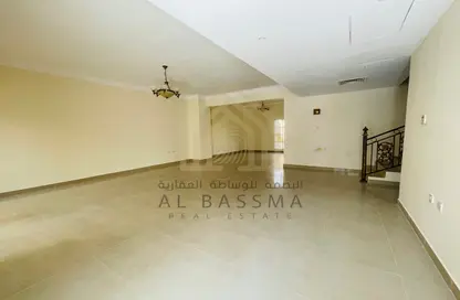 فيلا - 4 غرف نوم - 4 حمامات للايجار في بوابة عين خالد - بوابة عين خالد - عين خالد - الدوحة