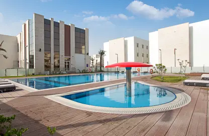 صورة لـ حوض سباحة شقة - 2 غرف نوم - 3 حمامات للايجار في كمبوند لافيرنا - مريخ - المريخ - الدوحة ، صورة رقم 1