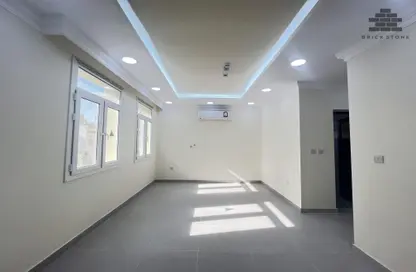 Apartment - 2 Bedrooms - 2 Bathrooms for rent in Umm Ghwailina Comm - Umm Ghuwalina - Umm Ghuwailina - Doha