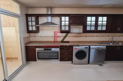 صورة لـ مطبخ شقة - 4 غرف نوم - 4 حمامات للايجار في شارع المطار القديم - طريق المطار القديم - الدوحة ، صورة رقم 1