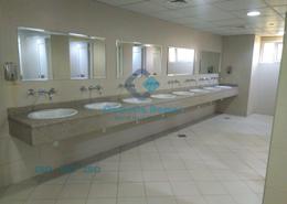 صورةحمام لـ: سكن عمال - 1 حمام للكراء في طريق مسيمير - أبو هامور - الدوحة, صورة 1
