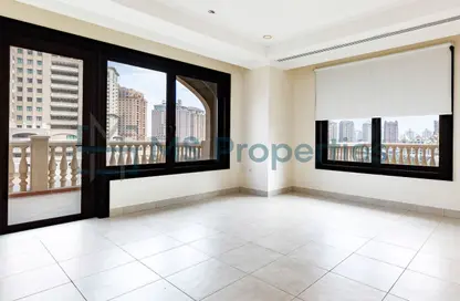 شقة - 2 غرف نوم - 3 حمامات للايجار في طريق بورتو الغربي - بورتو أرابيا - جزيرة اللؤلؤة - الدوحة