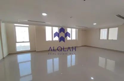 شقة - 4 غرف نوم - 5 حمامات للايجار في شارع المطار القديم - طريق المطار القديم - الدوحة