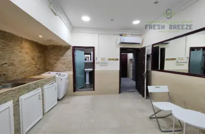 صورة لـ مطبخ شقة - 2 حمامات للايجار في أم غويلينا - الدوحة ، صورة رقم 1