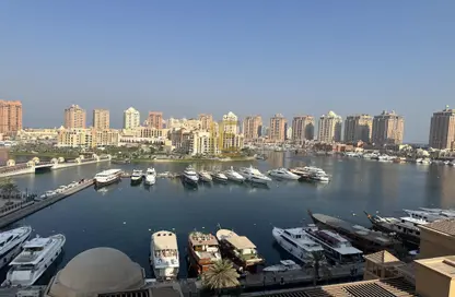 شقة - 2 غرف نوم - 3 حمامات للايجار في طريق بورتو الغربي - بورتو أرابيا - جزيرة اللؤلؤة - الدوحة