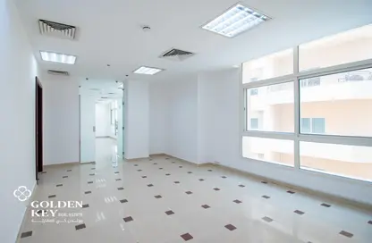 مساحات مكتبية - استوديو - 2 حمامات للايجار في شارع الامان - أم غويلينا - الدوحة