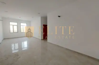 شقة - 2 غرف نوم - 2 حمامات للايجار في طريق سلوى - العزيزية - الدوحة