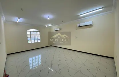 مجمع سكني - 5 غرف نوم - 4 حمامات للايجار في شارع ام السنيم - عين خالد - الدوحة