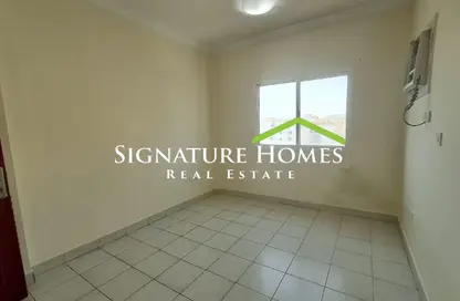 Apartment - 2 Bedrooms - 2 Bathrooms for rent in Umm Ghwailina Comm - Umm Ghuwalina - Umm Ghuwailina - Doha