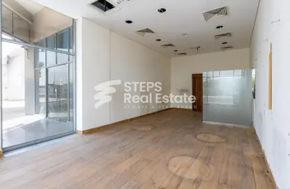 محل تجاري - استوديو - 1 حمام للايجار في شارع النعيجة - النعيجة - الدوحة