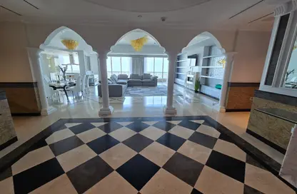 Penthouse - 4 Bedrooms - 5 Bathrooms for rent in The Pearl Island - Doha