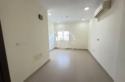 شقة - 3 غرف نوم - 3 حمامات للايجار في طريق المطار القديم - الدوحة