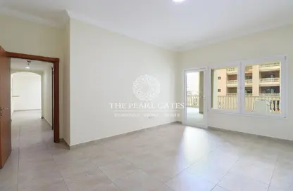 شقة - 2 غرف نوم - 3 حمامات للايجار في طريق بورتو الشرقي - بورتو أرابيا - جزيرة اللؤلؤة - الدوحة