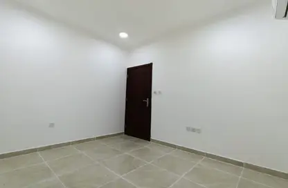 شقة - 2 غرف نوم - 2 حمامات للايجار في شارع المطار القديم - طريق المطار القديم - الدوحة