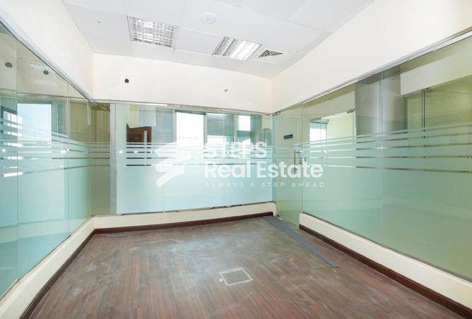 Office Space - Studio - 2 Bathrooms for rent in Banks street - Musheireb - Doha