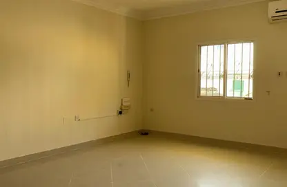 شقة - 2 غرف نوم - 2 حمامات للايجار في شارع المطار القديم - طريق المطار القديم - الدوحة