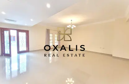 فيلا - 4 غرف نوم - 5 حمامات للايجار في شارع ام السنيم - عين خالد - الدوحة