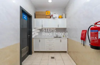Warehouse - Studio - 1 Bathroom for rent in Industrial Area 4 - Industrial Area - Industrial Area - Doha