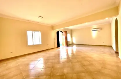 Compound - 4 Bedrooms - 6 Bathrooms for rent in Al Maamoura - Al Maamoura - Doha