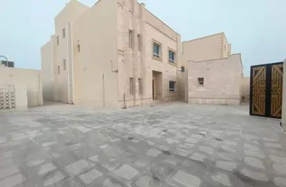 فيلا - 7 غرف نوم - 7 حمامات للايجار في شارع ام السنيم - عين خالد - الدوحة