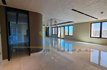 شقة - 2 غرف نوم - 4 حمامات للايجار في طريق بورتو الشرقي - بورتو أرابيا - جزيرة اللؤلؤة - الدوحة