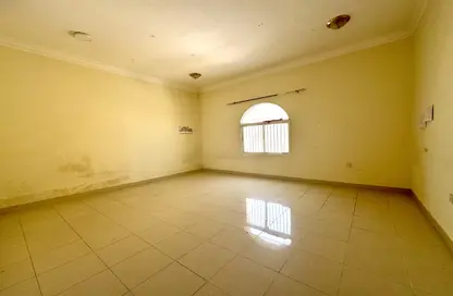 شقة - 2 غرف نوم - 2 حمامات للايجار في شارع حكيم بن حازم - مغلينا - الدوحة