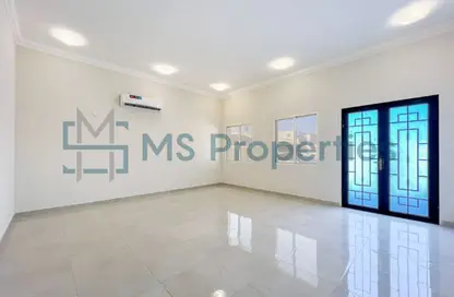 فيلا - 5 غرف نوم - 6 حمامات للايجار في أم صلال محمد - أم صلال محمد - الدوحة